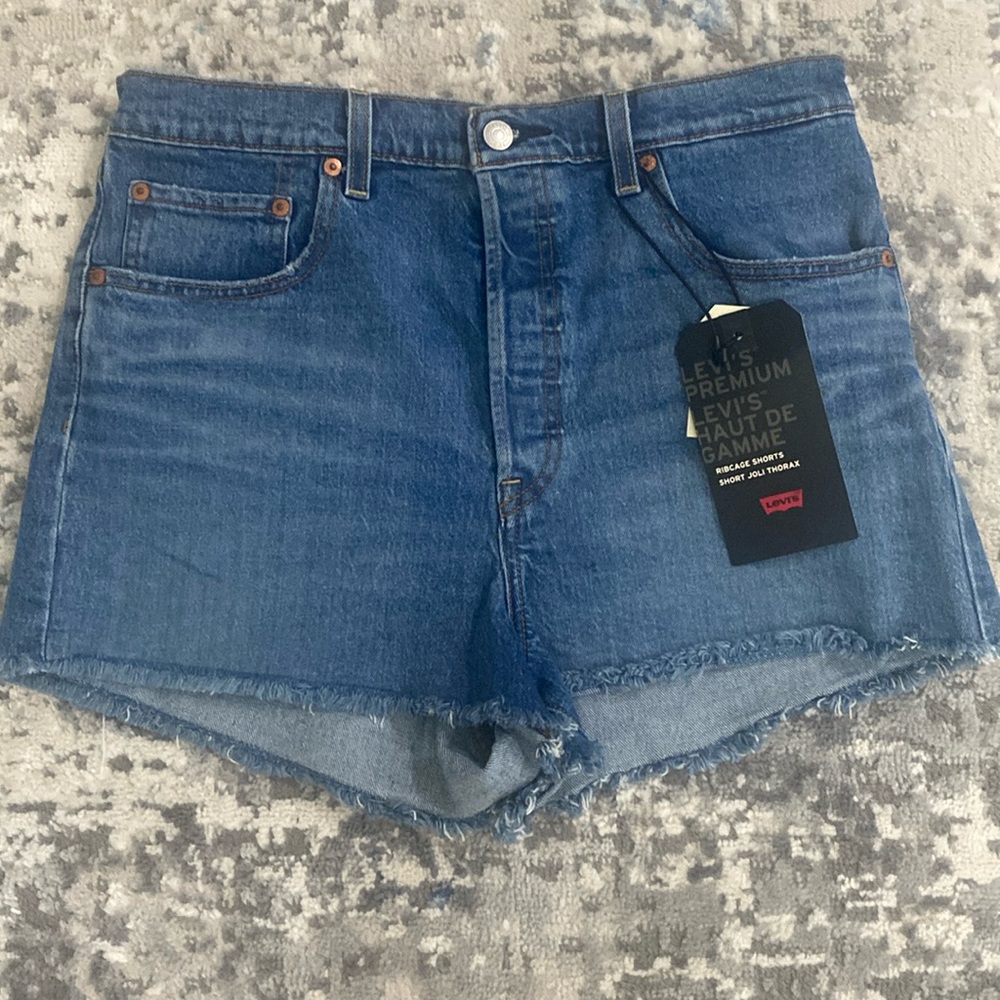 NWT! Levi’s premium rib cage shorts in size 31